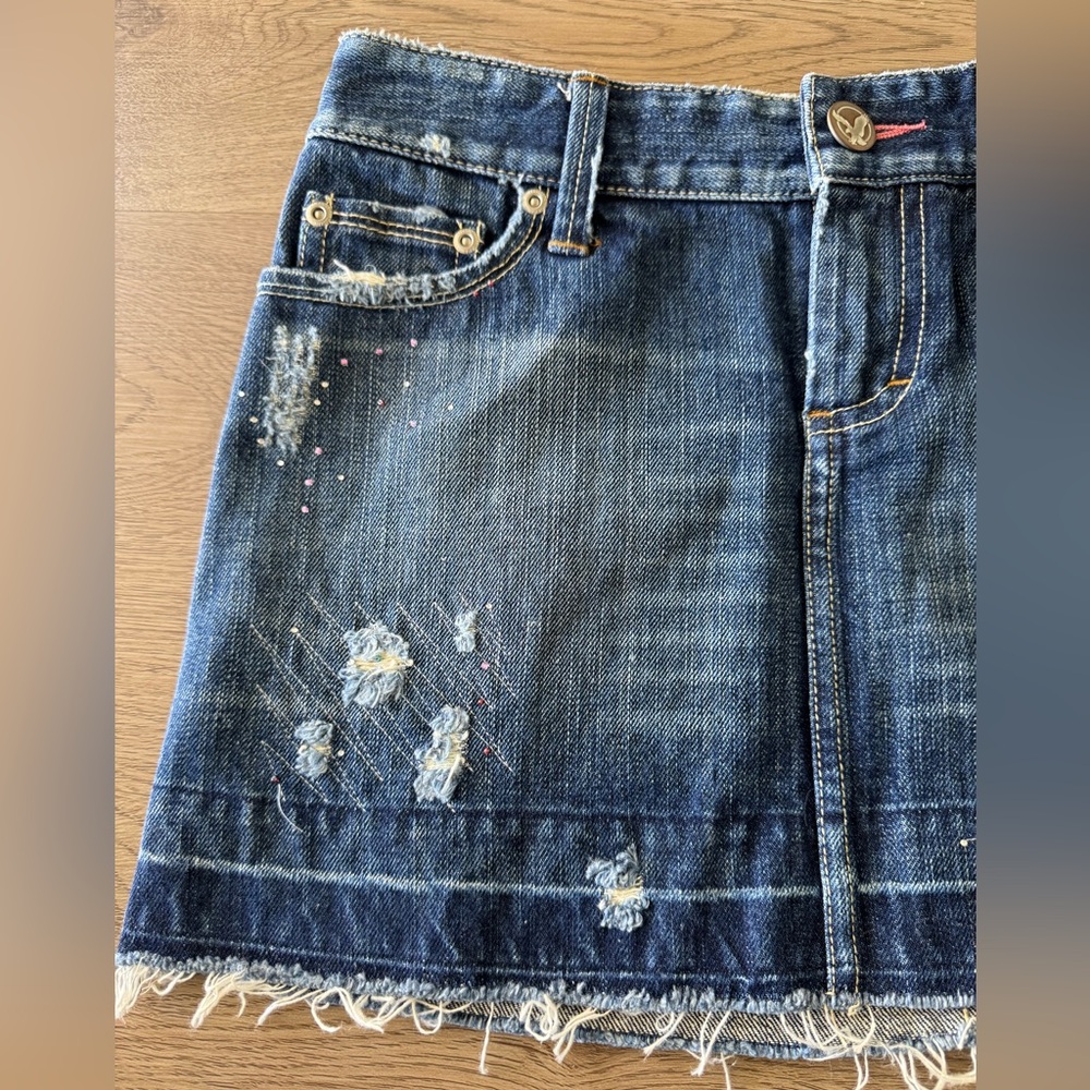 American Eagle Y2K Low Rise Denim Distressed Mini Skirt Size 0 100% Cotton - Picture 6 of 15